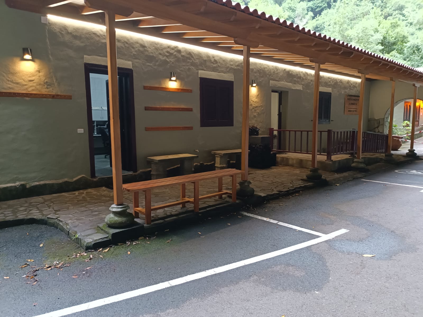El Cabildo de La Palma renueva el espacio de encuentro para senderistas en Los Tilos
