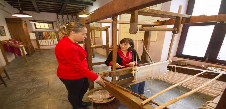El Cabildo respalda al Museo de la Seda de El Paso y la labor que desarrollan Las Hilanderas