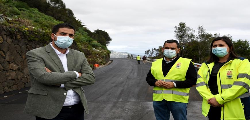 Concluye la rehabilitación del tramo de carretera de Villa de Mazo dañado por la caída de un eucalipto