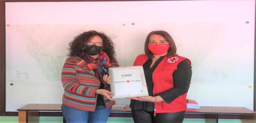 La responsable del Departamento de Formación de Cruz Roja Española en La Palma y la consejera del área, Nieves Rosa Arroyo 