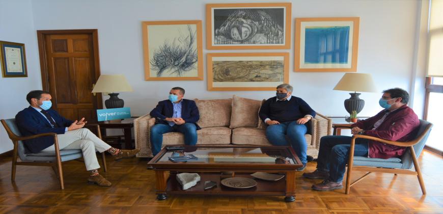 El presidente y el vicepresidente del Cabildo de La Palma, Mariano H. Zapata y José Adrián Hernández Montoya, respectivamente, junto con el alcalde de Santa Cruz de La Palma, Juan José Cabrera Guelmes, y la alcaldesa de Los Llanos de Aridane, Noelia García Leal