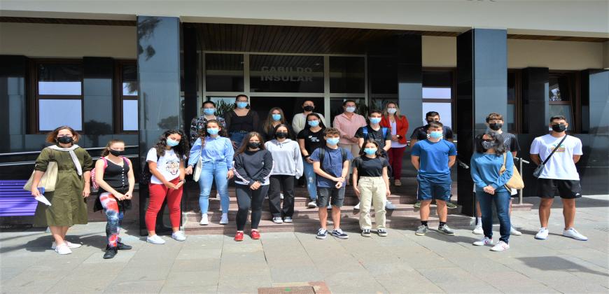 Estudiantes del IES Luis Cobiella Cuevas visitan el Cabildo para conocer el funcionamiento de la corporación palmera 
