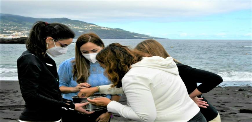 Medio Ambiente y AChem abordan en centros educativos de La Palma la afección ambiental de los microplásticos en el mar