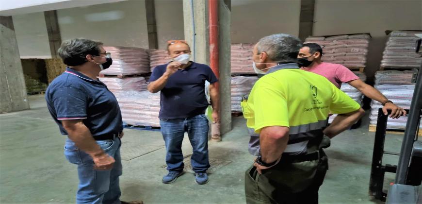 Comienza el reparto del forraje donado para los ganaderos afectados por el volcán