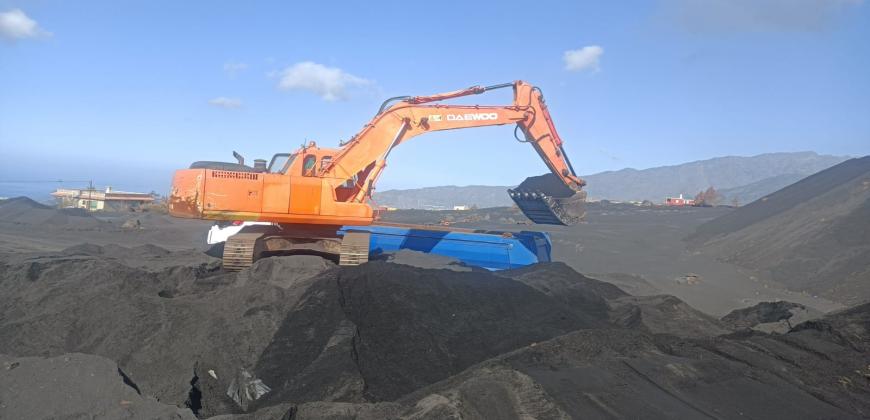 El Cabildo coordina las labores de retirada de ceniza del entorno del volcán 