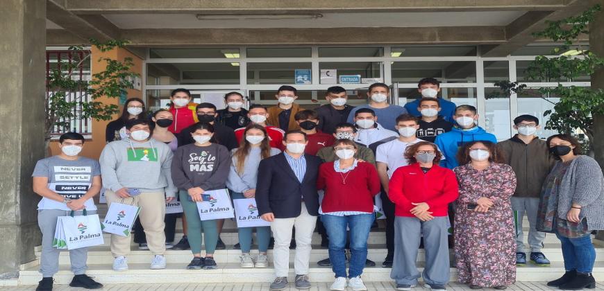 El Cabildo participa en el proyecto de entrevistas del IES El Paso sobre los trabajos realizados durante la emergencia volcánica 