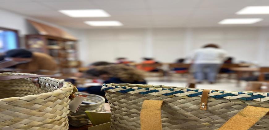 Acercan a los escolares a la artesanía palmera en los 'Días Europeos de la Artesanía'