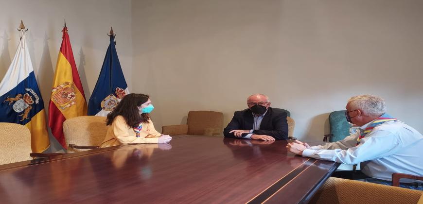 El Cabildo de La Palma recibe una donación de la entidad juvenil Scouts de España