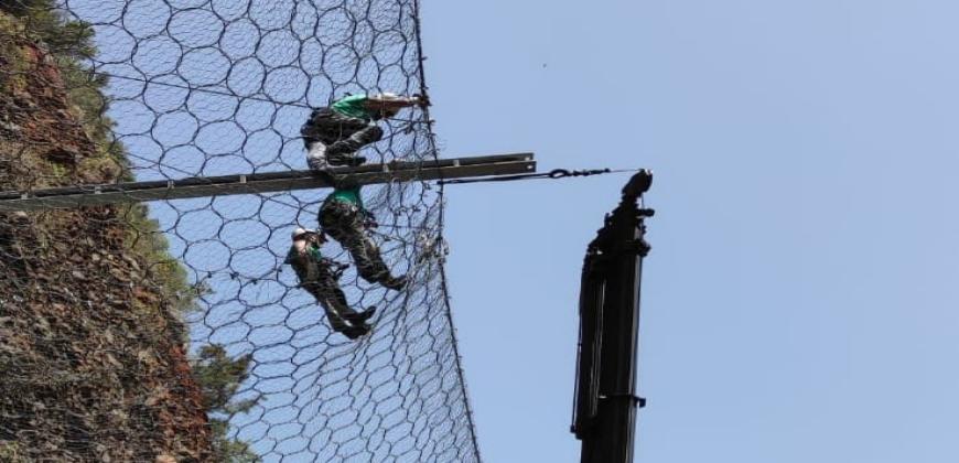 Las estructuras de seguridad de la carretera de Gallegos impiden, en menos de un año, la caída a la vía de unas 12 toneladas de piedras