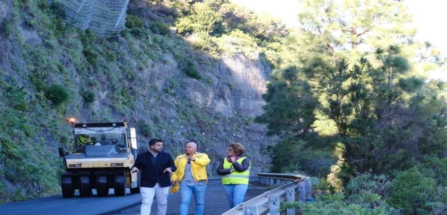 El Cabildo de La Palma repavimenta la carretera de Gallegos