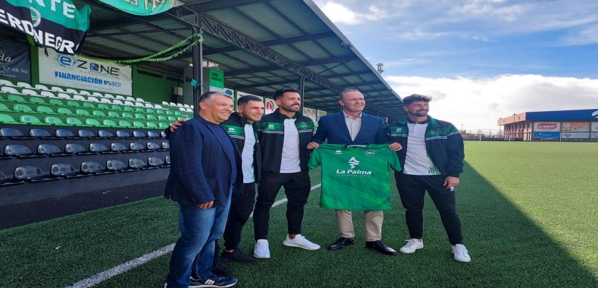 Cabildo y el CD Atlético Paso acuerdan la promoción de la Isla en territorio regional y peninsular 