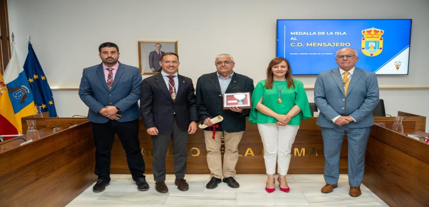 El Club Deportivo Mensajero recibe la Medalla de la Isla por su centenario