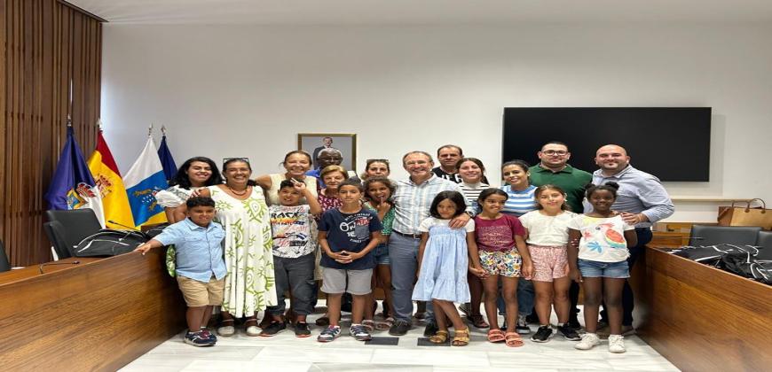 El Cabildo recibe a siete menores saharauis que pasan sus vacaciones en La Palma