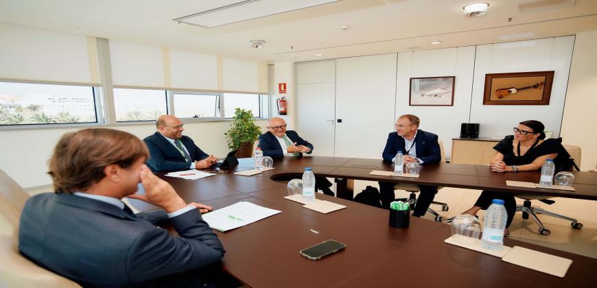 El Cabildo aborda con Binter mejoras en la conectividad de La Palma con otras islas y la Península