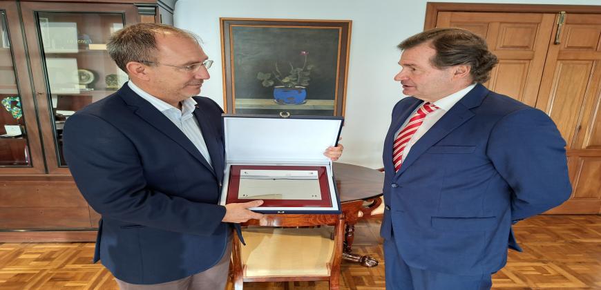 El presidente del Cabildo recibe un reconocimiento del Colegio de Registradores para toda la población de la Isla