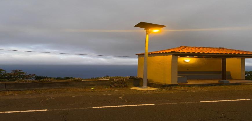 El Cabildo de La Palma impulsa la iluminación pública sostenible con su instalación en marquesinas de guagua