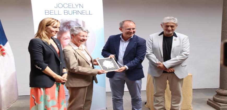 La Palma reconoce la aportación a la astrofísica de Jocelyn Bell otorgándole una estrella en el Paseo de la Ciencia