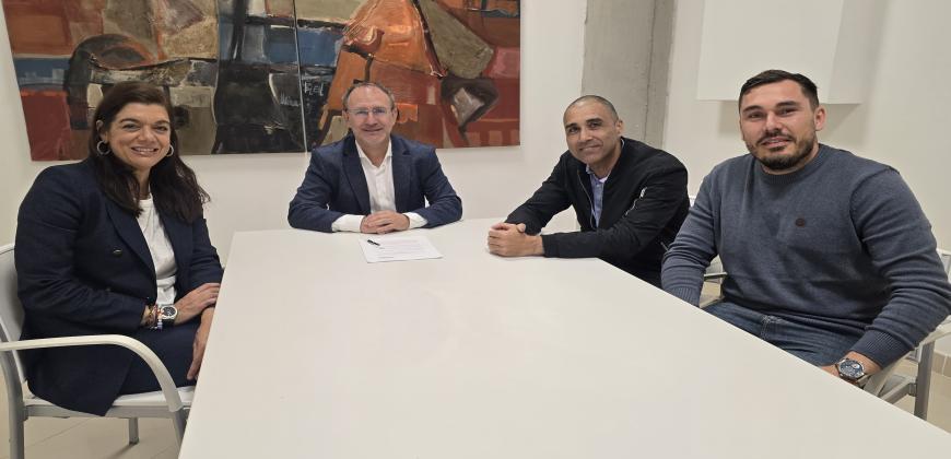 El proyecto ‘Una isla adaptada’, impulsado por el Cabildo, Federación Canaria de Vela y Fundación Disa, facilita a varios colectivos la práctica de deportes náuticos