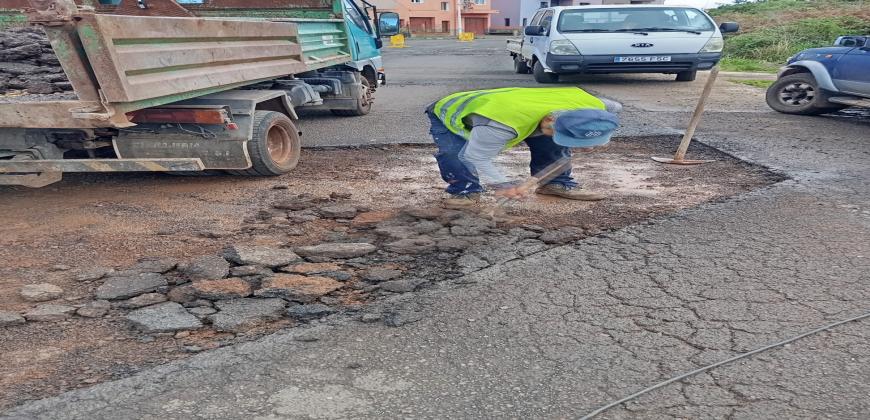 Trabajador realizando labores de asfaltado en la carretera