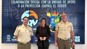 Coronel D.Pedro José García Serón, la consejera Miriam Perestelo y el  Capitán D. Germán Benavente Ortega.